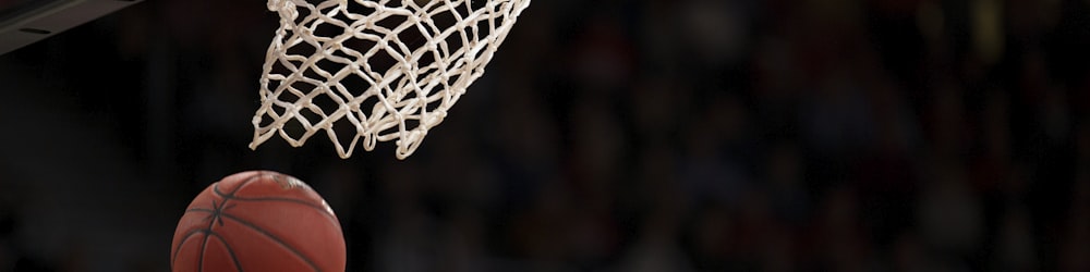 NBA总决赛激烈对抗 - 球员篮下争抢