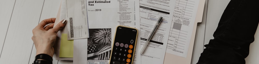 产业投资者决策场景 - 投资者在会议室查看数据图表